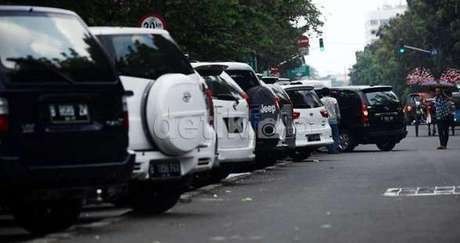 Selain Kena Biaya Derek, Mobil yang Parkir Liar Juga Ditilang Rp 500 Ribu
