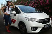 Celana jeans biru dan kaos putih ketat yang dikenakanan para guide cantik atau Cool Guide ini otomatis mereka jadi obyek foto para wartawan. Selain dengan Honda Jazz tentunya.