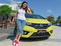 Salah seorang cool guide berpose dengan Honda Jazz di Beach Walk kawasan Kuta, Bali. (Dok PT Honda Prospect Motor).