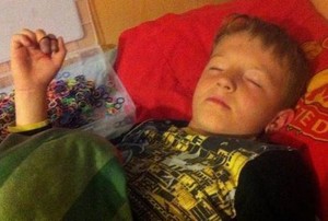 Tertidur Saat Merajut Loom Band, Jari Bocah Ini Nyaris Diamputasi