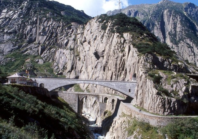 Fakta & Legenda Jembatan Iblis di Swiss