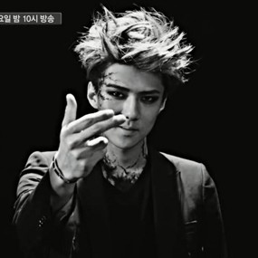 White versus Black Sehun di Video Yo! untuk EXO 90:2014