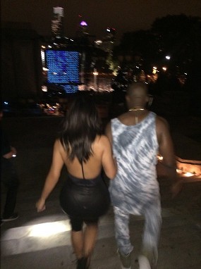 Kim Kardashian Pamer Punggung Seksi di Philadelphia