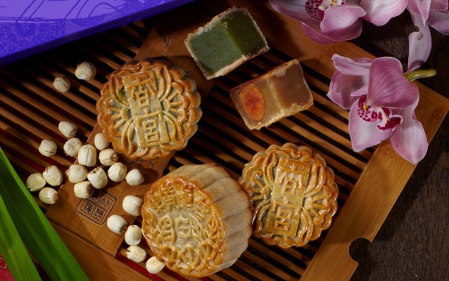 Di Hotel Bintang Lima, Kue Bulan Dijual Rp 100.000 per Buah