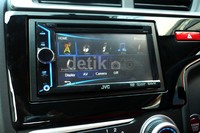 Sistem audio video sudah mengusung monitor sentuh 6.1 untuk memutar DVD, CD, MP3, WMA, dan melalui USB serta dapat juga terhubung dengan aplikasi iPhone 4 dan 4S melalui kabel opsional.