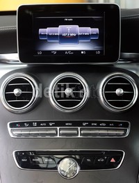 Fitur multimedia di C-Class. Ditel jam di bagian bawah sangat menarik.