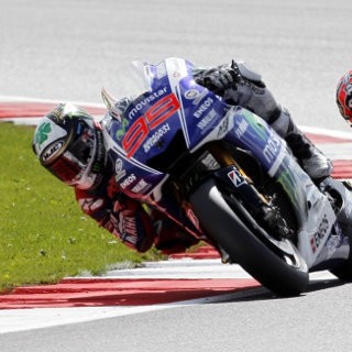 Lorenzo Tak Permasalahkan Senggolannya dengan Marquez