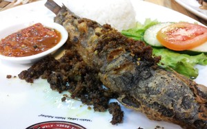 Warung Lebay: Keterlaluan Gurih Sedapnya Lele Burem Bertabur Rempah