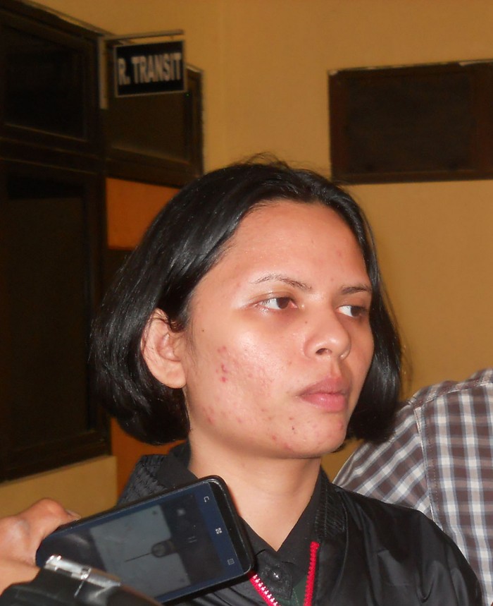 Lagi-lagi Florence Minta Maaf, Kali ini Sambil Menangis