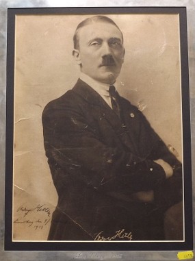 Potret Hitler Bertanda Tangan Dijual Rp 351 Juta