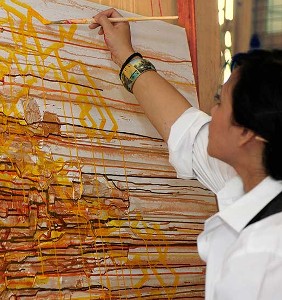 Gaya Abstrak Bikin Laila Azra Bebas Melukis