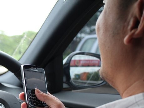 Pengendara yang Main HP Lebih Gampang Kecelakaan daripada Pengendara Mabuk