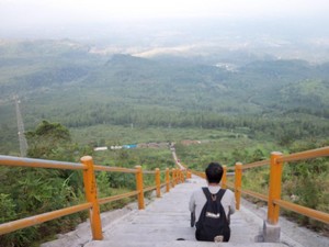 Mendaki Ratusan Anak Tangga Menuju Kawah Galunggung