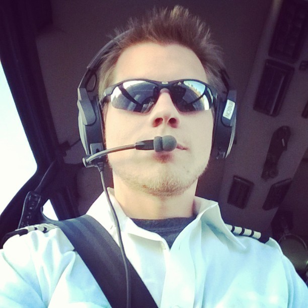 Foto Selfie Pilot Ganteng Ramai di Instagram Traveler