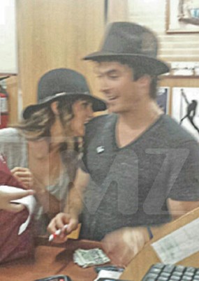 Ups, Ian Somerhalder dan Nikki Reed Kepergok Belanja Sex Toys Bareng