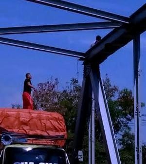 Pertunangan Terancam Gagal, Pemuda Ini Ancam Loncat dari Atas Jembatan