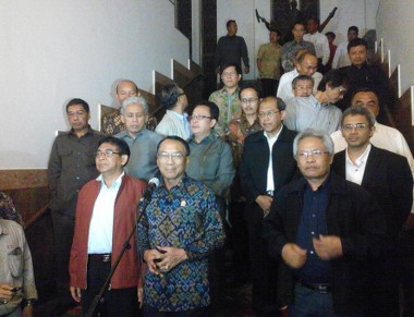 Didampingi Semua Dirjennya, Jero Wacik Muncul di Kementerian ESDM