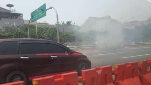 Terbakar di Tol Depan DPR, KIA Carnival Keluarkan Asap Tebal