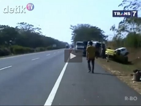 Truk Pengangkut Mobil Terbalik, 4 Mobil Baru Rusak Parah