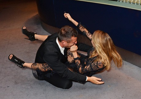 Bruk! Cara Delevingne Jatuh di GQ Awards