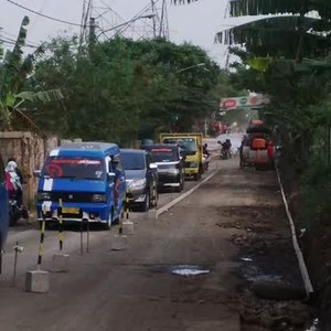Jalan Raya Tangsel-Parung Bogor Diperbaiki, Lalin Tersendat