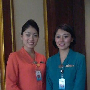 Tak Hanya Cantik, 2 Pramugari Garuda Ini Pandai Bahasa Asing