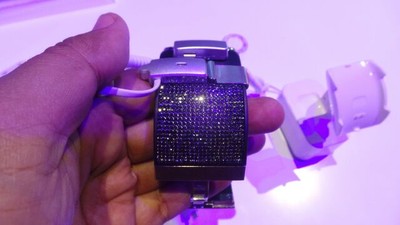 Gear S Bertaburan Kristal Swarovski