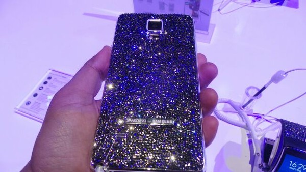 Tampilan Mewah Galaxy Note 4 Berbalut Kristal