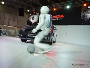 Robot Honda, Asimo Pamer Keahlian Main Bola