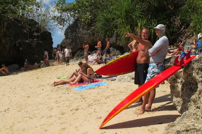 Mau Surfing di Pantai Padang-padang, Ini Waktu Terbaiknya