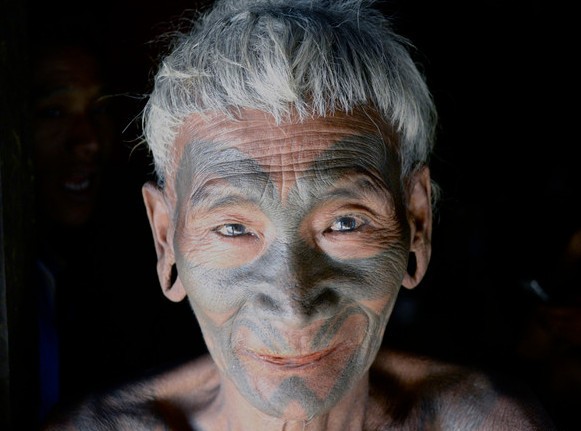 Ngeri! Suku di India Ini Bikin Tato di Wajah