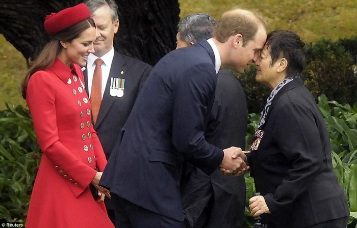 Cara Berkenalan Suku Maori di Selandia Baru: Gosok Hidung