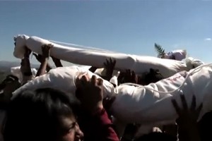 Suku Malagasi di Madagaskar, Berdansa dengan Tulang jenazah