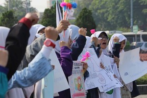 Dukung Polwan Berhijab, Mahasiswi di Semarang Bagikan Hijab dan Bunga Kertas