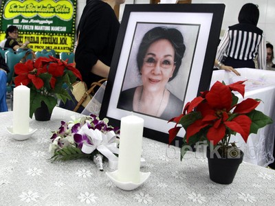Jenazah Istri Henk Ngantung Disemayamkan