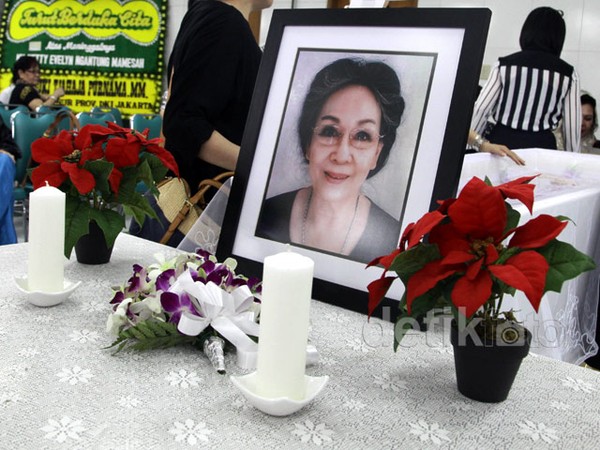 Jenazah Istri Henk Ngantung Disemayamkan