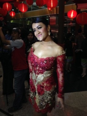 Ini Dia Kebaya Seksi Seharga Rp 40 Juta Milik Jupe
