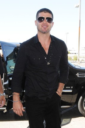 Dikeluhkan Tetangga, Apartemen Robin Thicke Didatangi Polisi