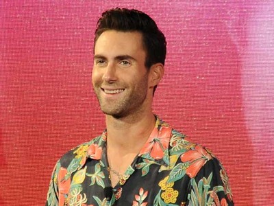 Santai Berkemeja Hawaii ala Adam Levine