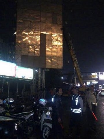 Tidak Miliki Izin, Papan Reklame Besar di Depan MTA Dibongkar