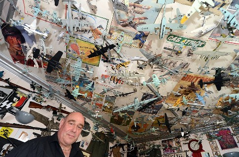 Pria Ini Koleksi 20 Ribu Mainan Tentara dan 600 Pesawat