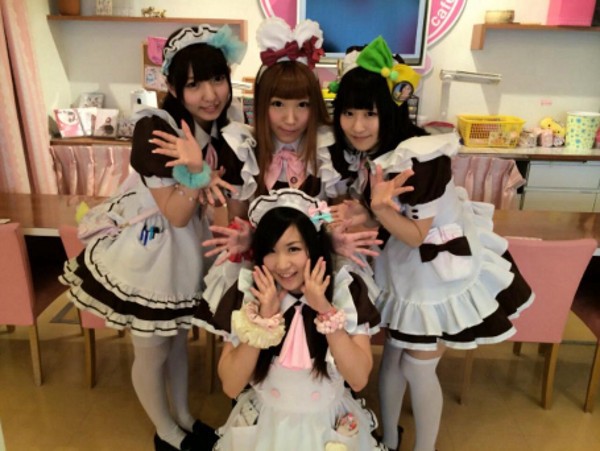 Kafe-kafe di Tokyo Punya Pelayan Cantik & Seksi