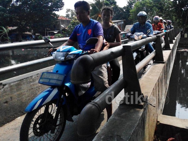 Pemotor Kuasai Jembatan Kali Sunter