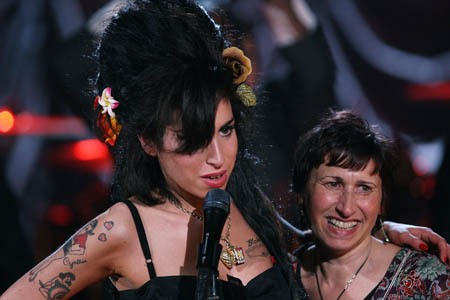 Ini Momen Paling Menyedihkan Ibunda Amy Winehouse Bersama Sang Putri