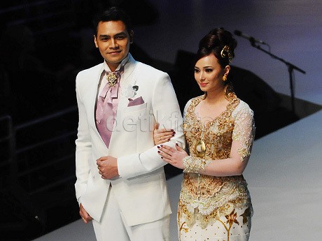 Dikabarkan Bangkrut, Asmirandah dan Jonas Rivano Tampil Mesra