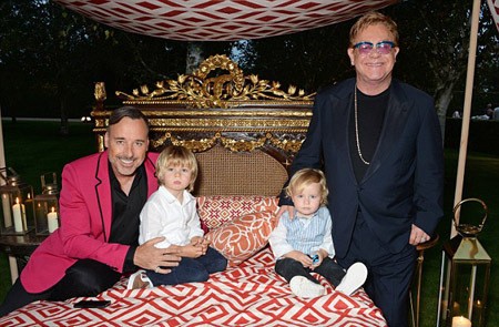 Ini Foto Keluarga Elton John dan Pasangan Gay-nya