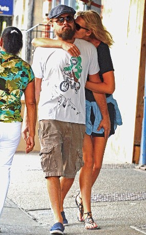 Awww... Toni Garrn Cium Mesra Leher Leonardo DiCaprio