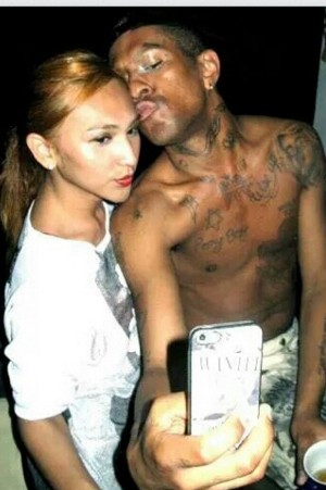 Dena Rachman Pajang Foto Dikecup Pria Bertato