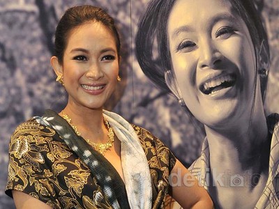 Happy Salma Cantik Berbatik
