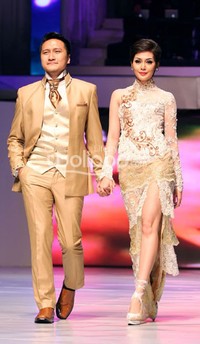 Tampil Serasi ala Pasangan Selebriti dengan Busana 